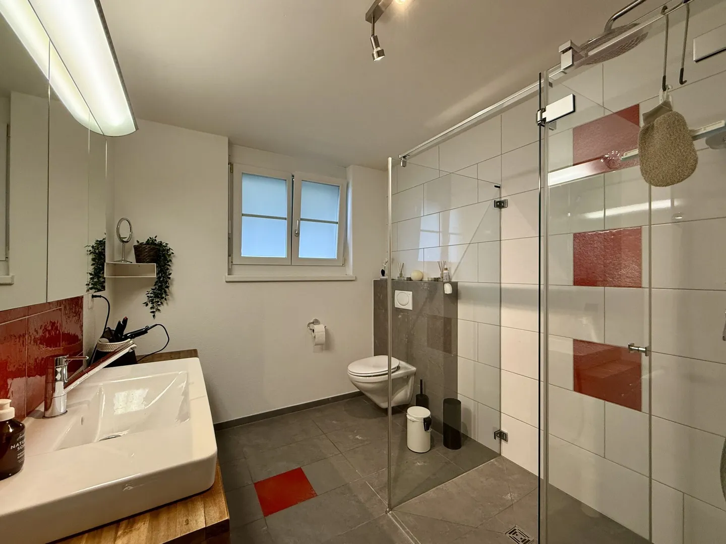 Vivere con stile a Rümlang! Maisonette luminosa con charme - Foto 7 di 11