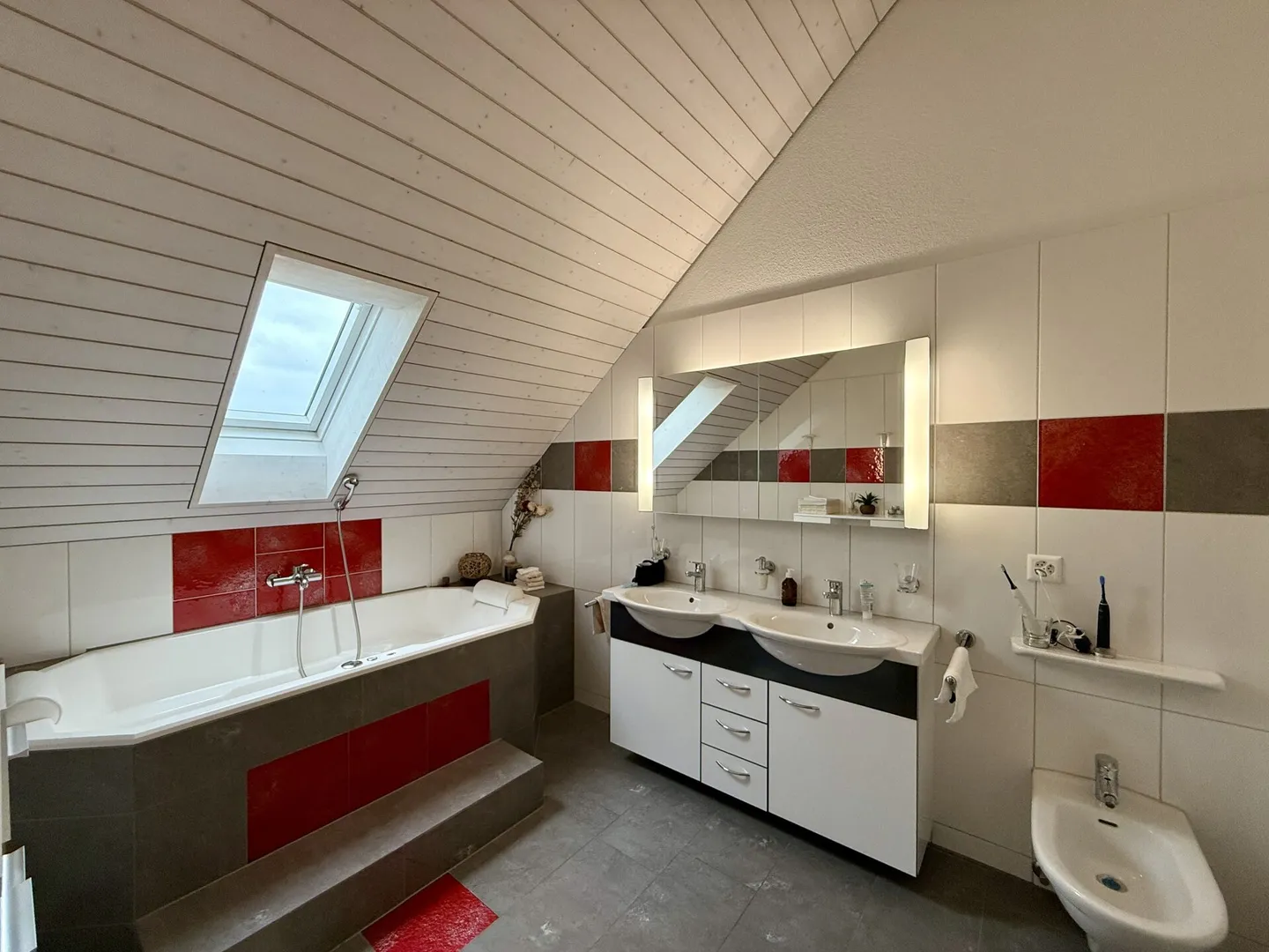 Vivere con stile a Rümlang! Maisonette luminosa con charme - Foto 8 di 11