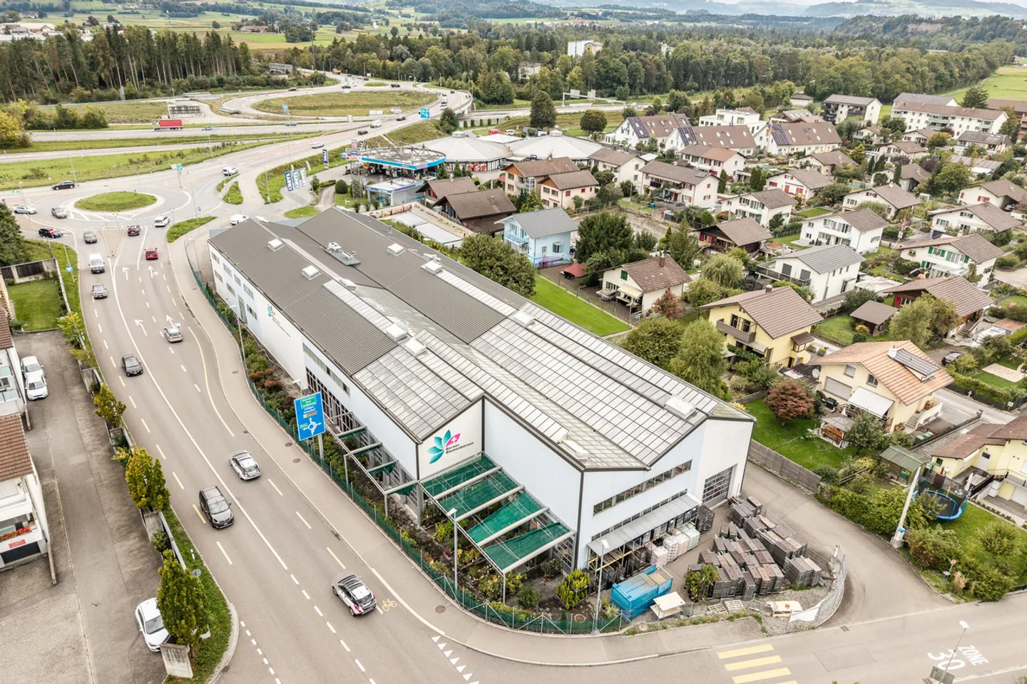 Propriété commerciale et industrielle attrayante dans un emplacement de choix - Photo 1 sur 10