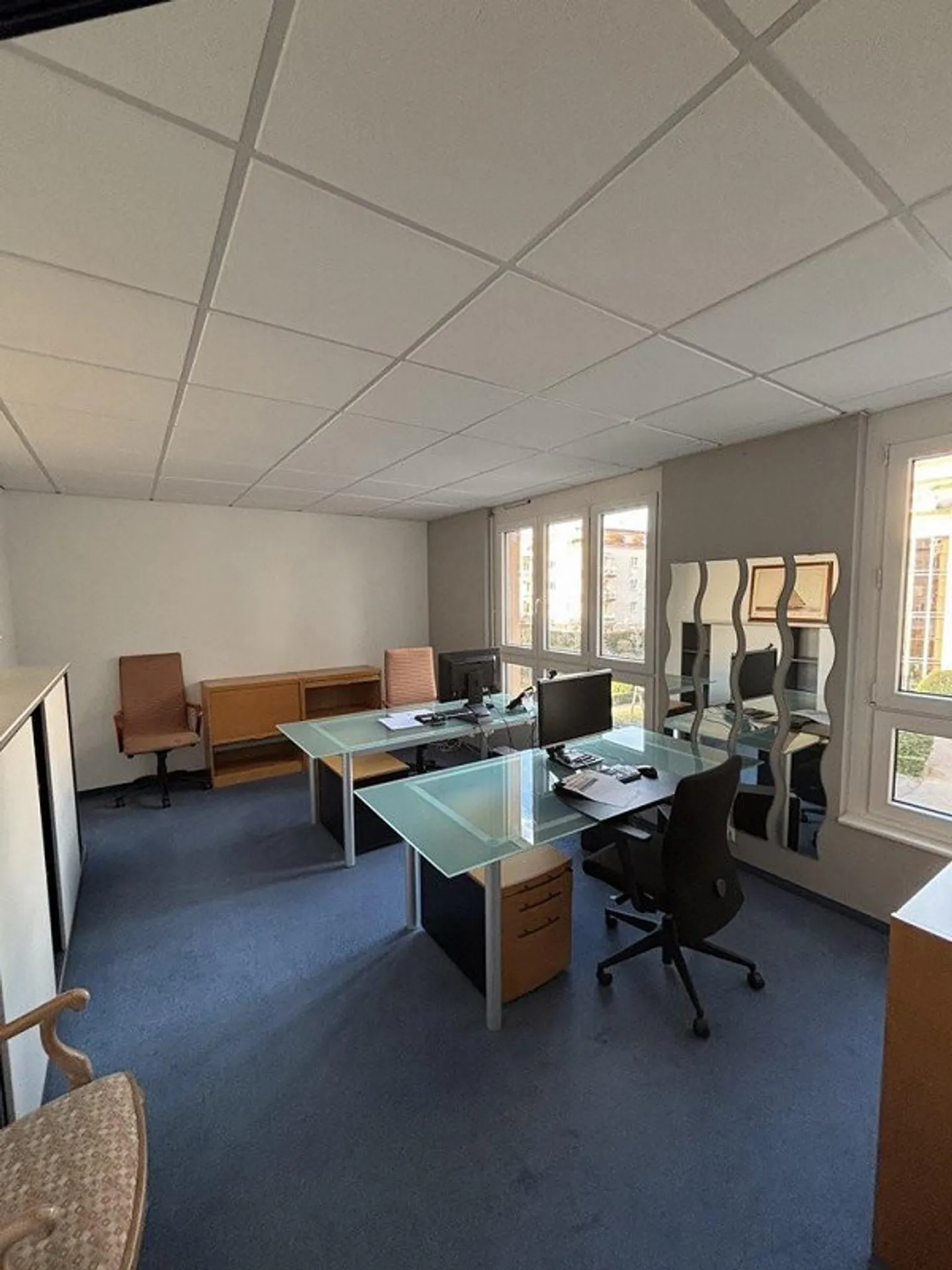 Bureau lumineux dans bâtiment mixte - Photo 3 sur 9