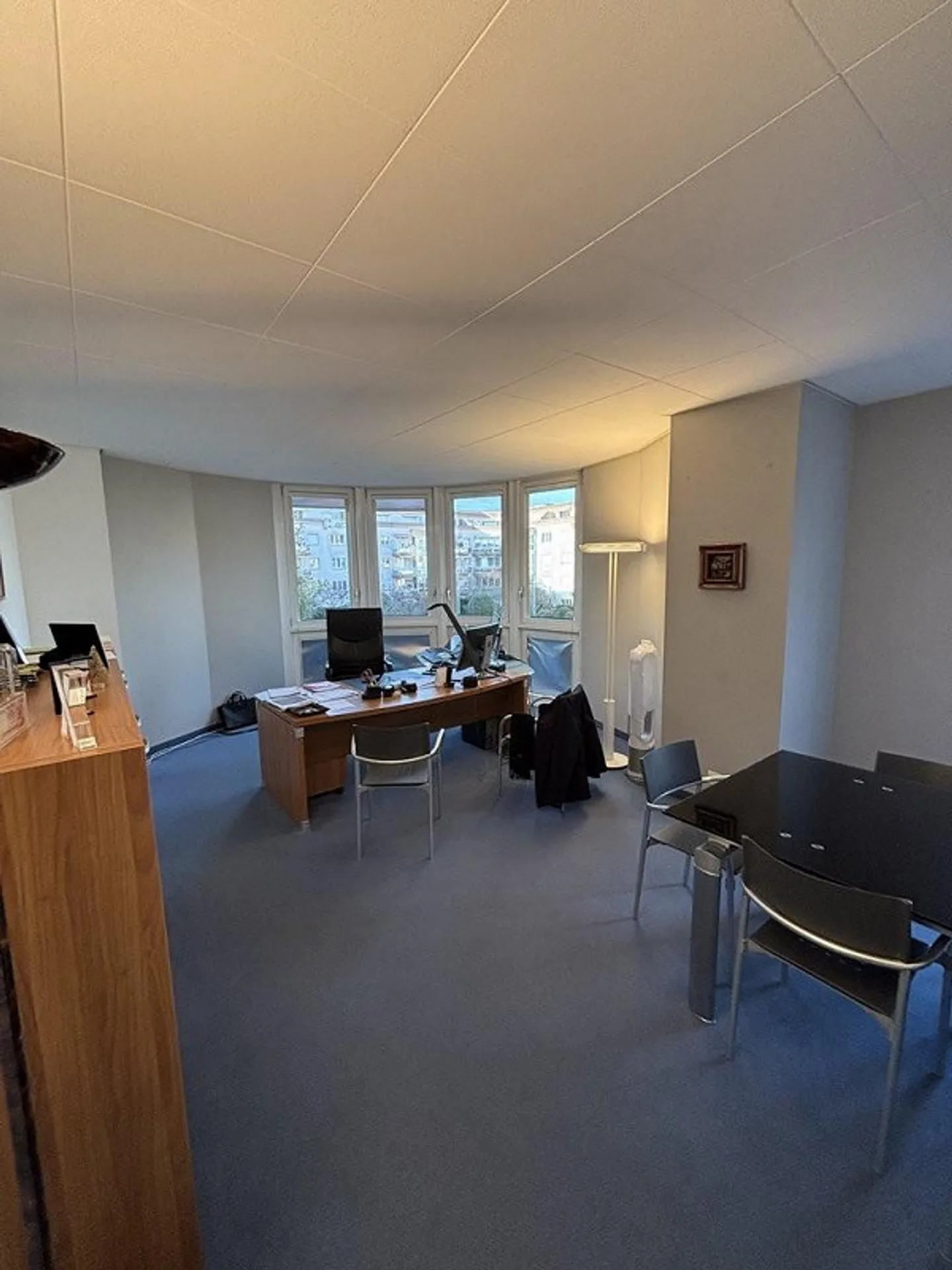 Bureau lumineux dans bâtiment mixte - Photo 1 sur 9