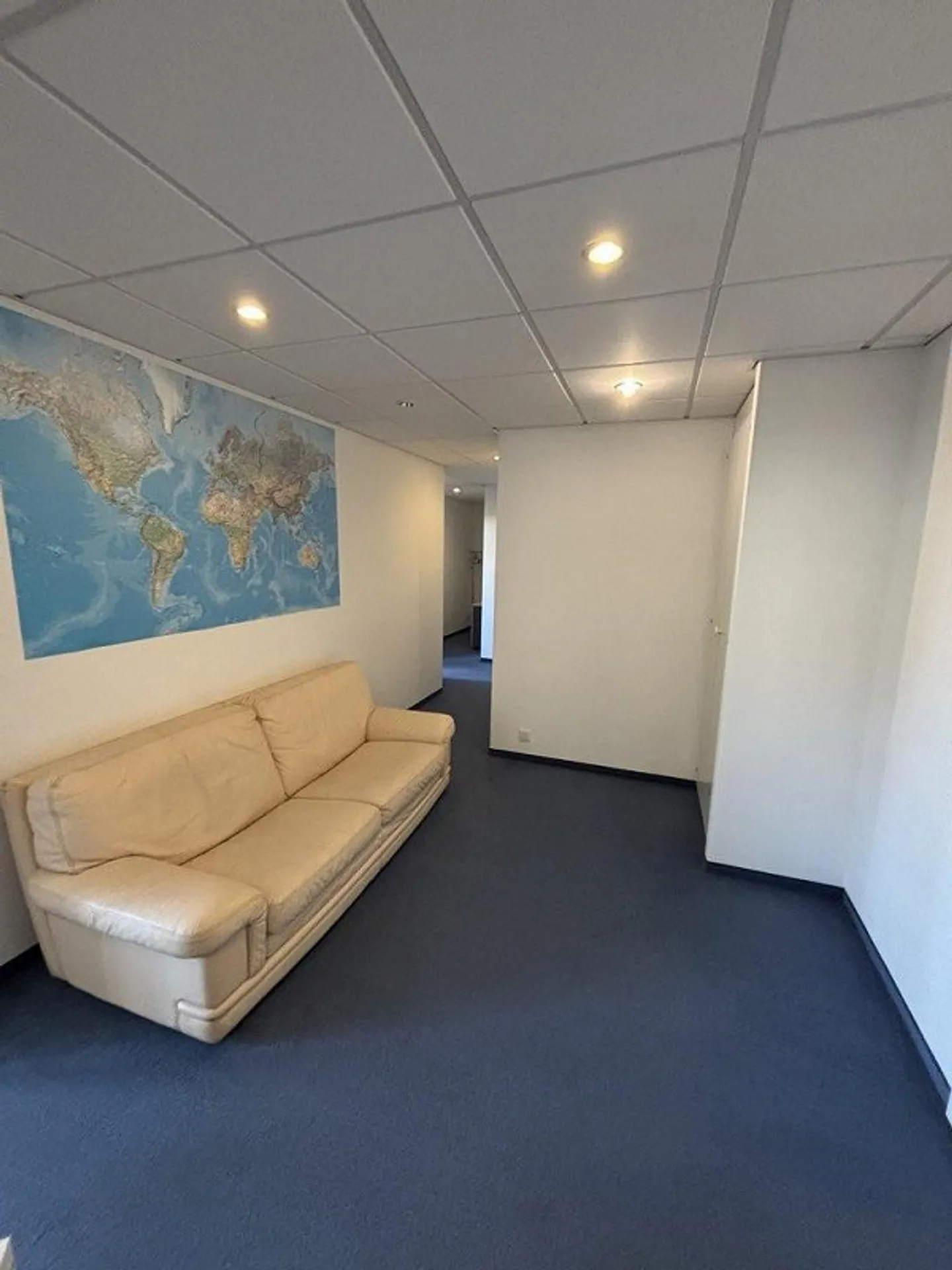 Bureau lumineux dans bâtiment mixte - Photo 6 sur 9