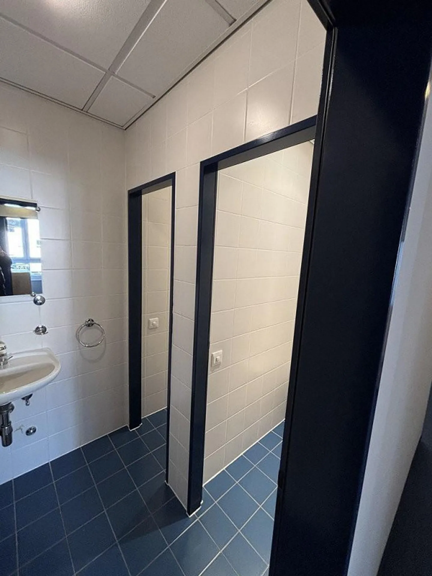 Bureau lumineux dans bâtiment mixte - Photo 8 sur 9