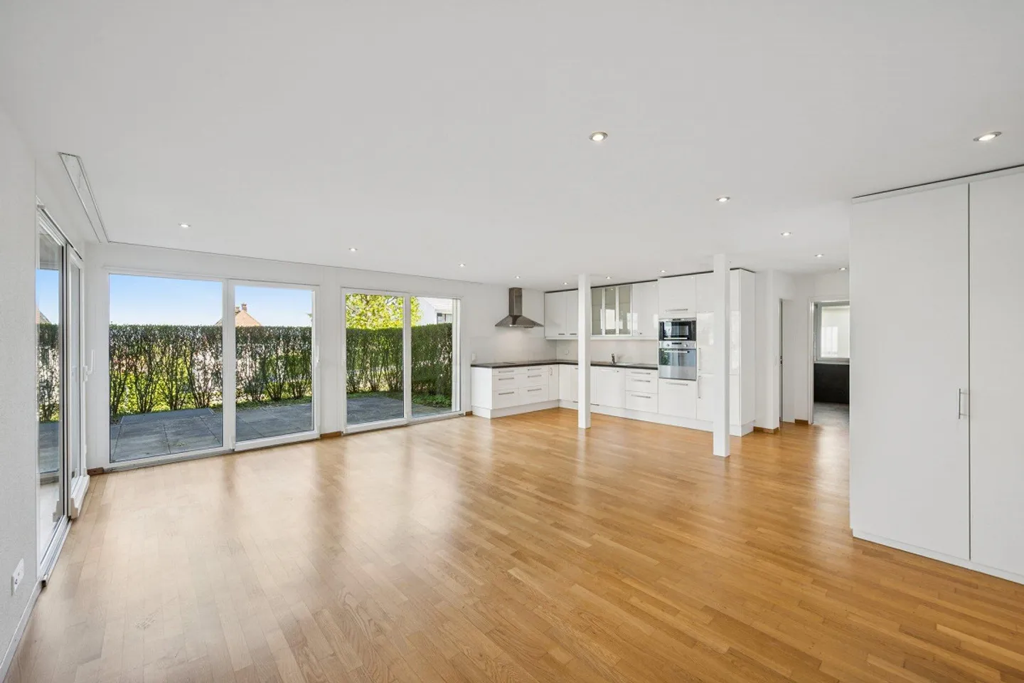 Modern 2.5-room apartment with garden seating area - Photo 1 of 12