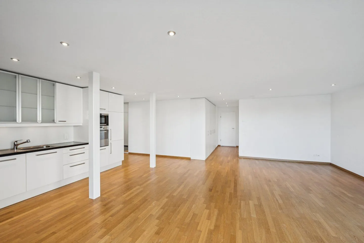 Modern 2.5-room apartment with garden seating area - Photo 2 of 12