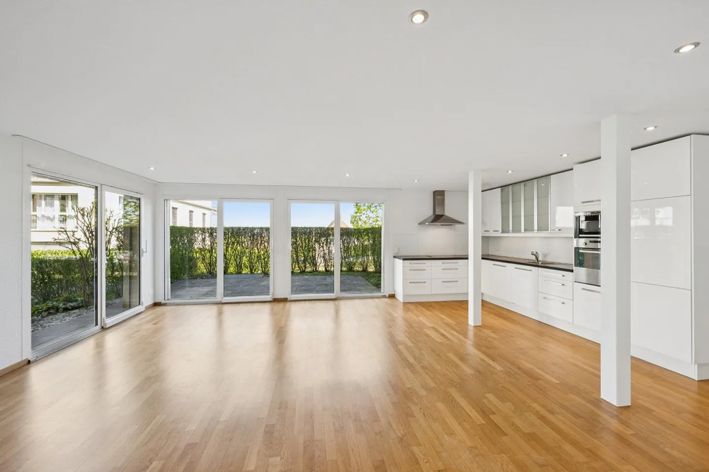 Modern 2.5-room apartment with garden seating area - Photo 3 of 12