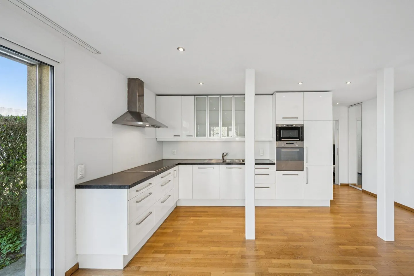 Modern 2.5-room apartment with garden seating area - Photo 4 of 12
