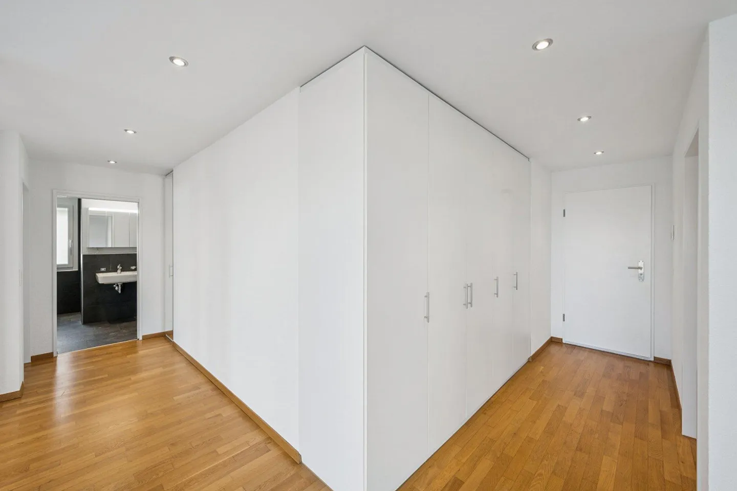 Modern 2.5-room apartment with garden seating area - Photo 5 of 12