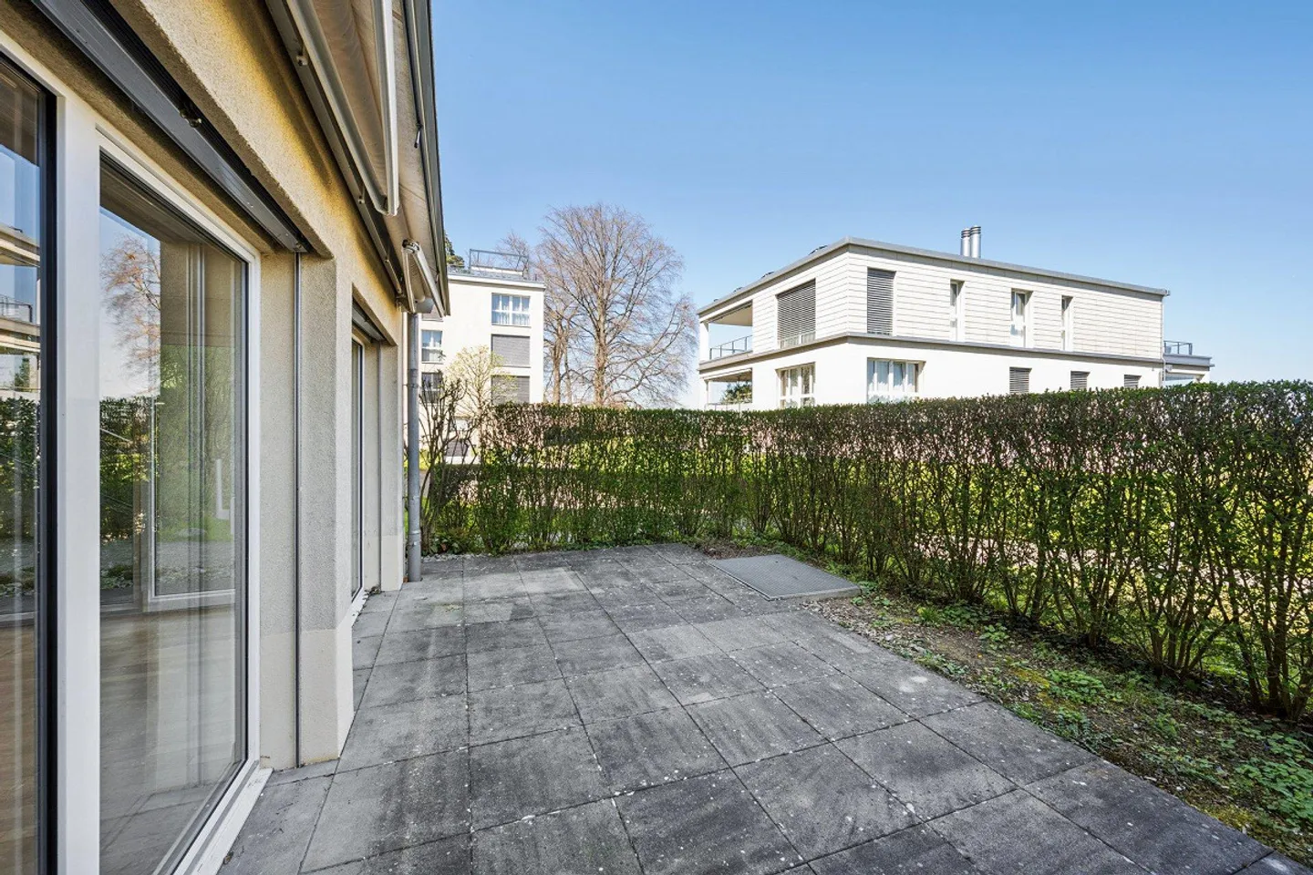 Modern 2.5-room apartment with garden seating area - Photo 10 of 12