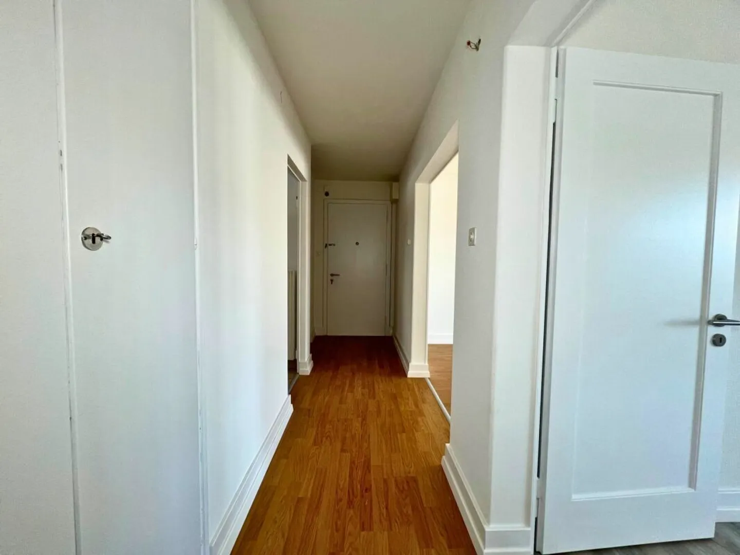 Beautiful renovated 4-room apartment - Photo 8 of 11