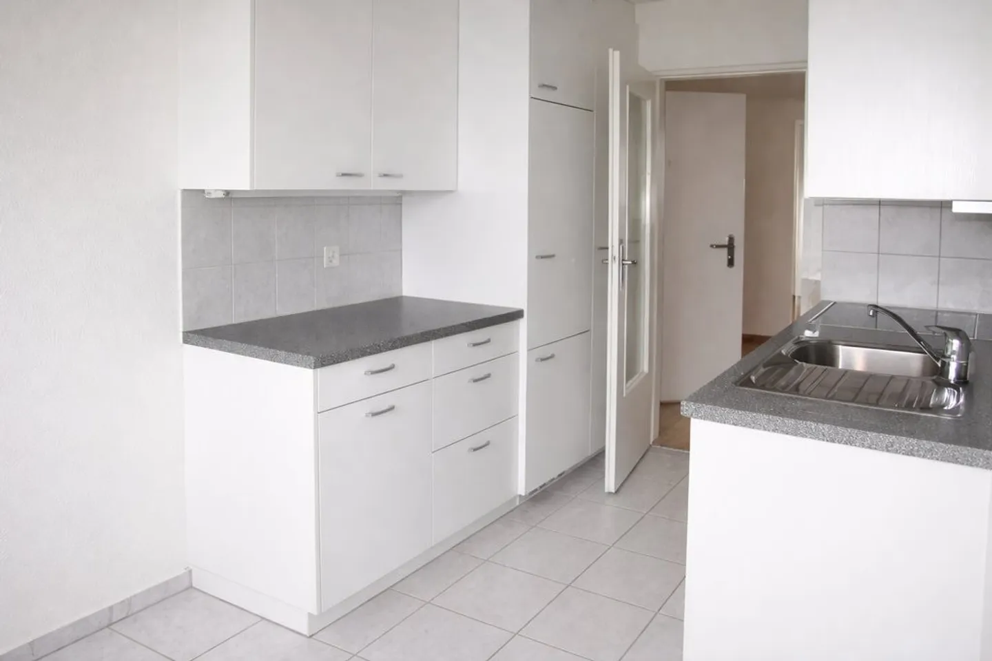 Charming Apartment - Photo 3 of 4