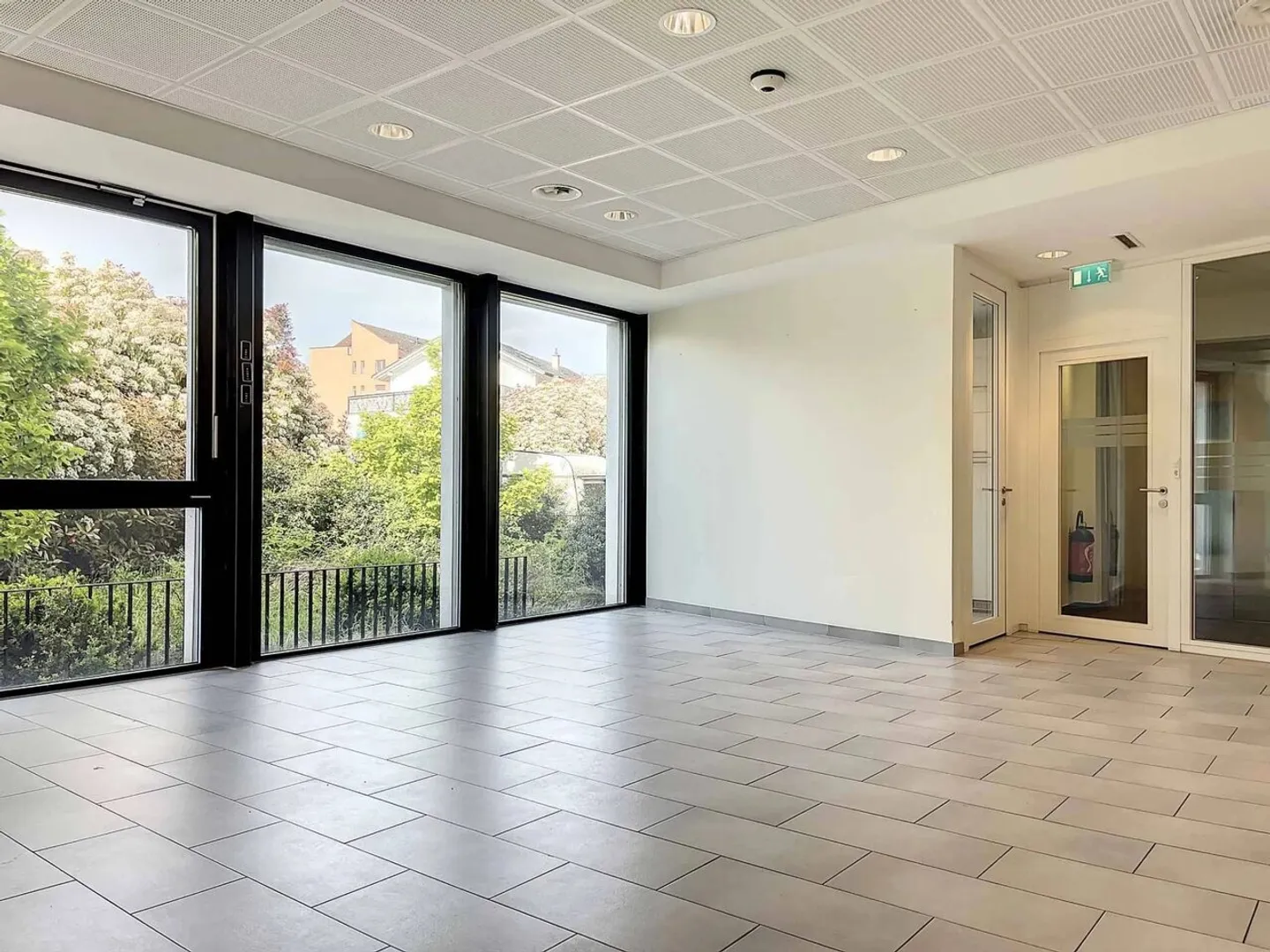 Gemischt genutztes Gebäude von 1.400 m2 zu vermieten - Foto 5 von 13