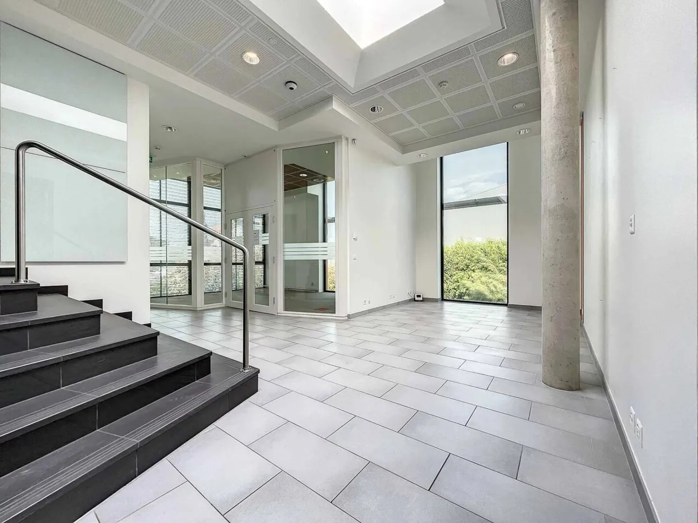 Gemischt genutztes Gebäude von 1.400 m2 zu vermieten - Foto 6 von 13