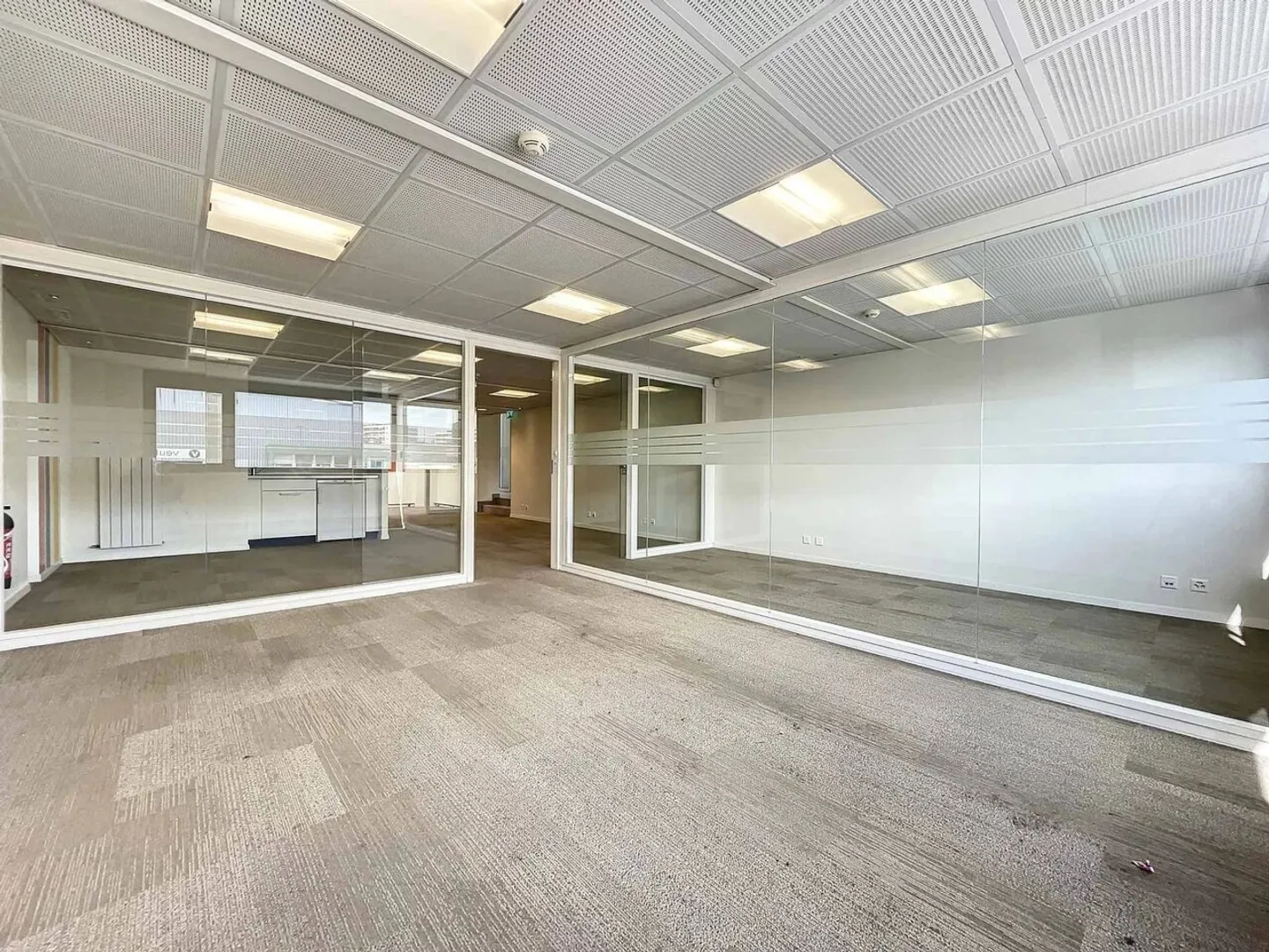 Gemischt genutztes Gebäude von 1.400 m2 zu vermieten - Foto 8 von 13