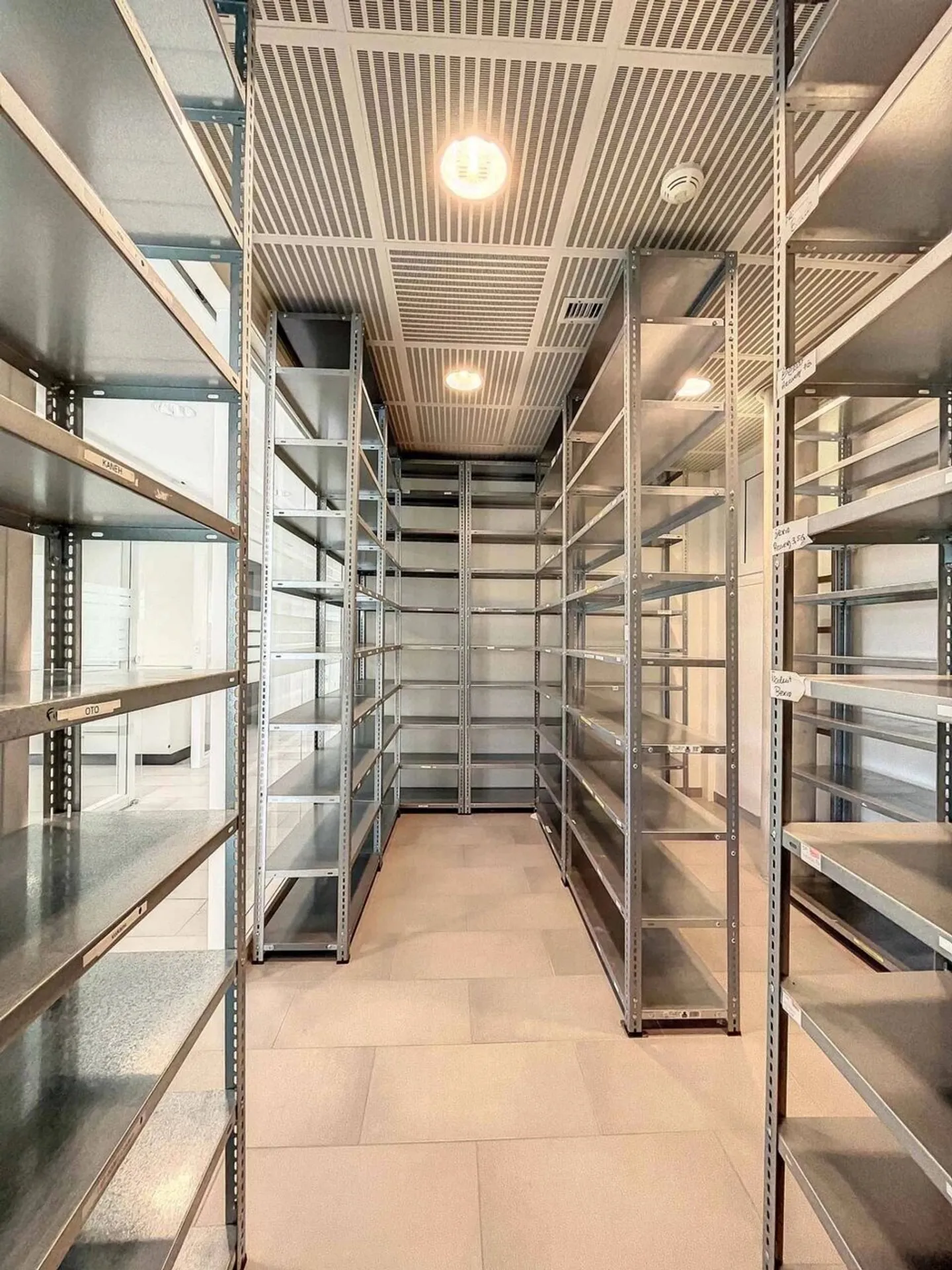 Gemischt genutztes Gebäude von 1.400 m2 zu vermieten - Foto 10 von 13