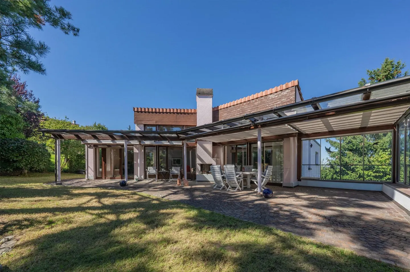 Charmantes Eckhaus mit Gartenidylle und mediterranem Charme - Photo 1 of 6