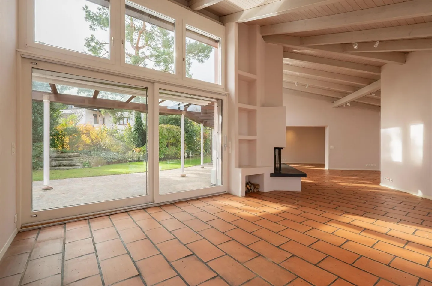 Charmantes Eckhaus mit Gartenidylle und mediterranem Charme - Photo 2 of 6