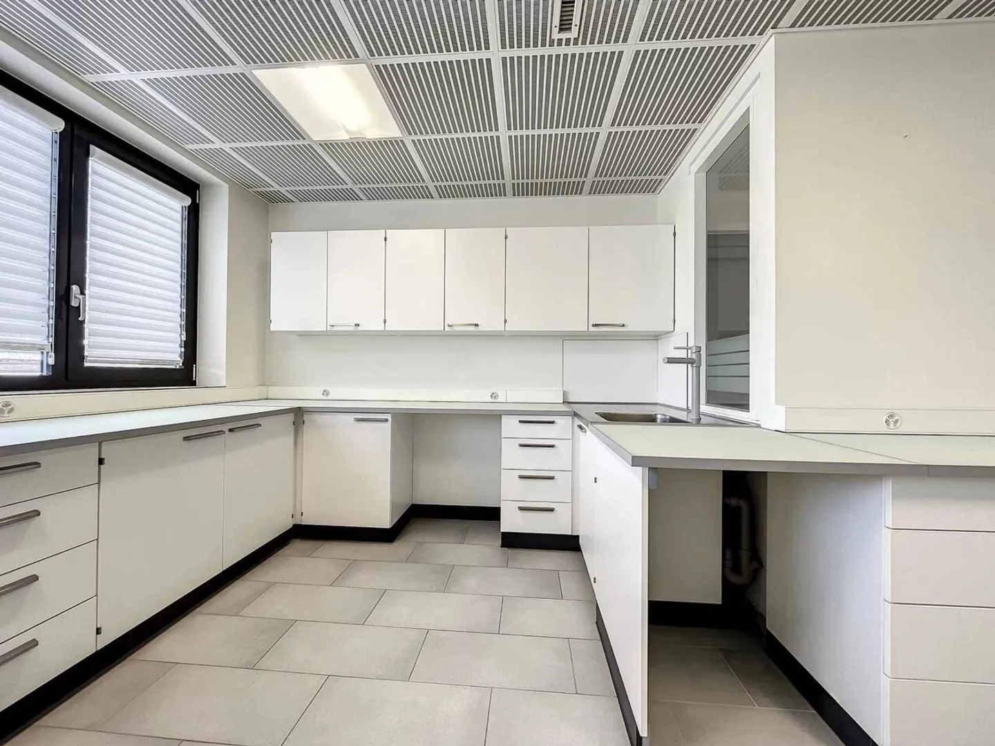 Gemischt genutztes Gebäude von 1.400 m2 zu vermieten - Foto 11 von 13