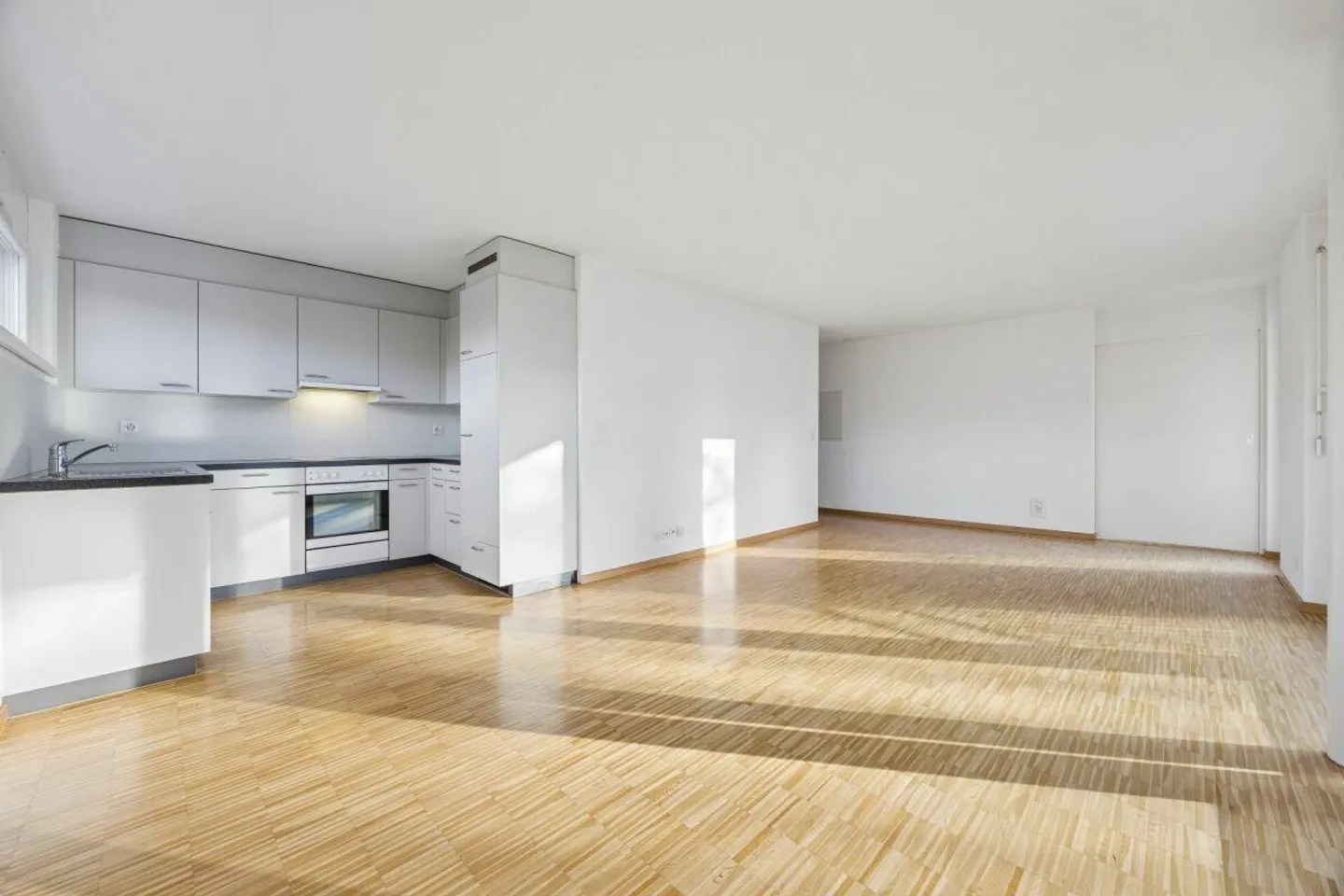 2.5-Room Apartment with a View - Photo 2 of 8