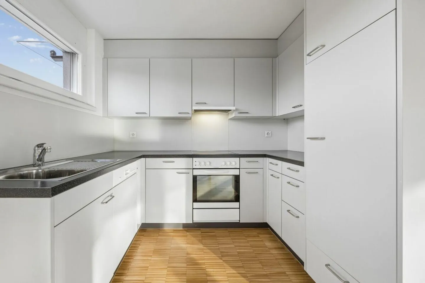 2.5-Room Apartment with a View - Photo 4 of 8