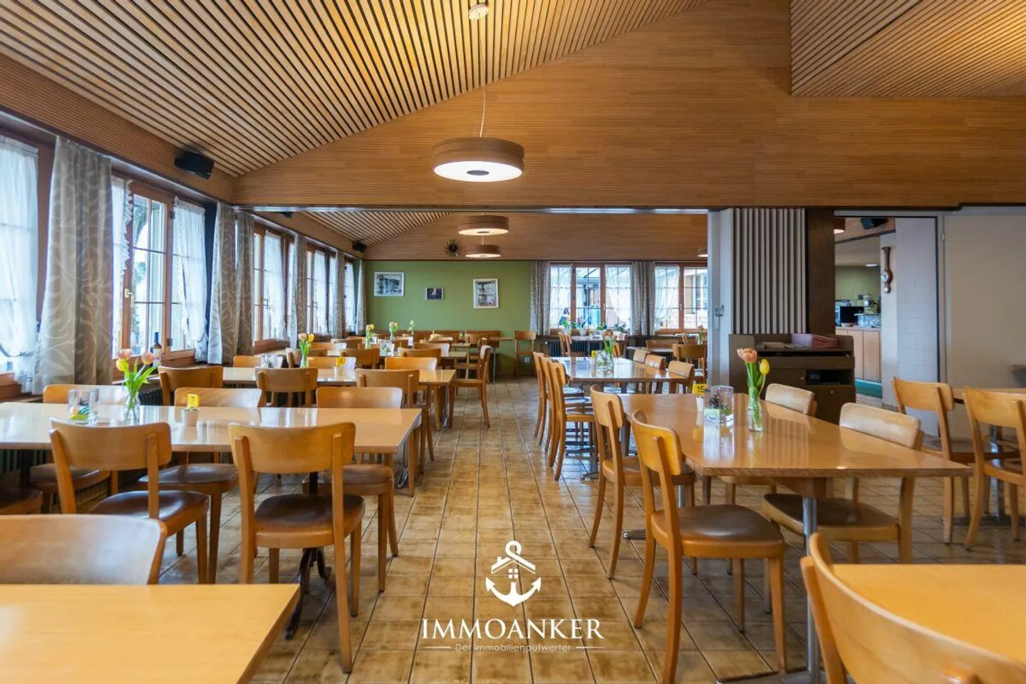 Successful restaurant with 4.5 room apartment and plenty of outdoor space at ... - Photo 10 of 13