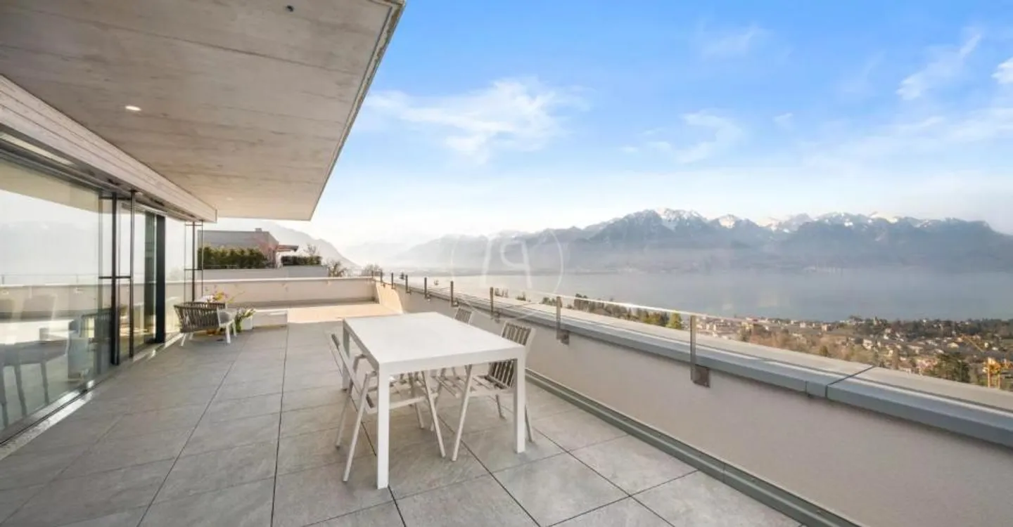 Contemporary Apartment with Lake View - Photo 3 of 11