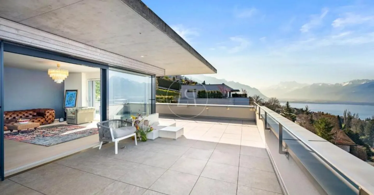 Contemporary Apartment with Lake View - Photo 4 of 11