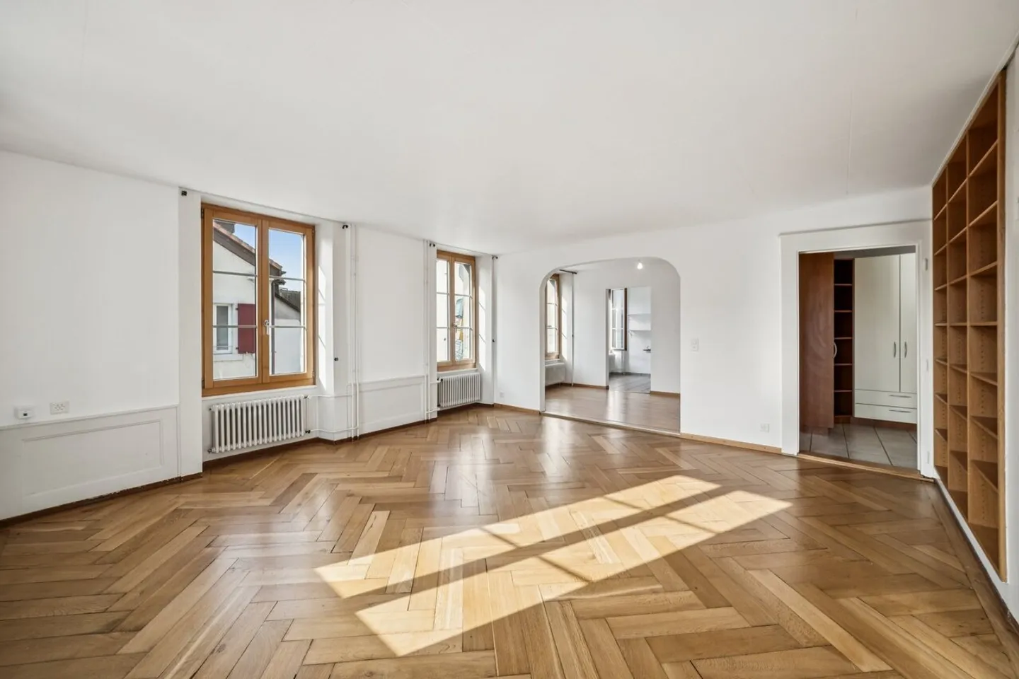 Charme und Charakter für diese 5-Zimmer-Wohnung mit wunderschönem Parkett in Payerne - Foto 2 von 11