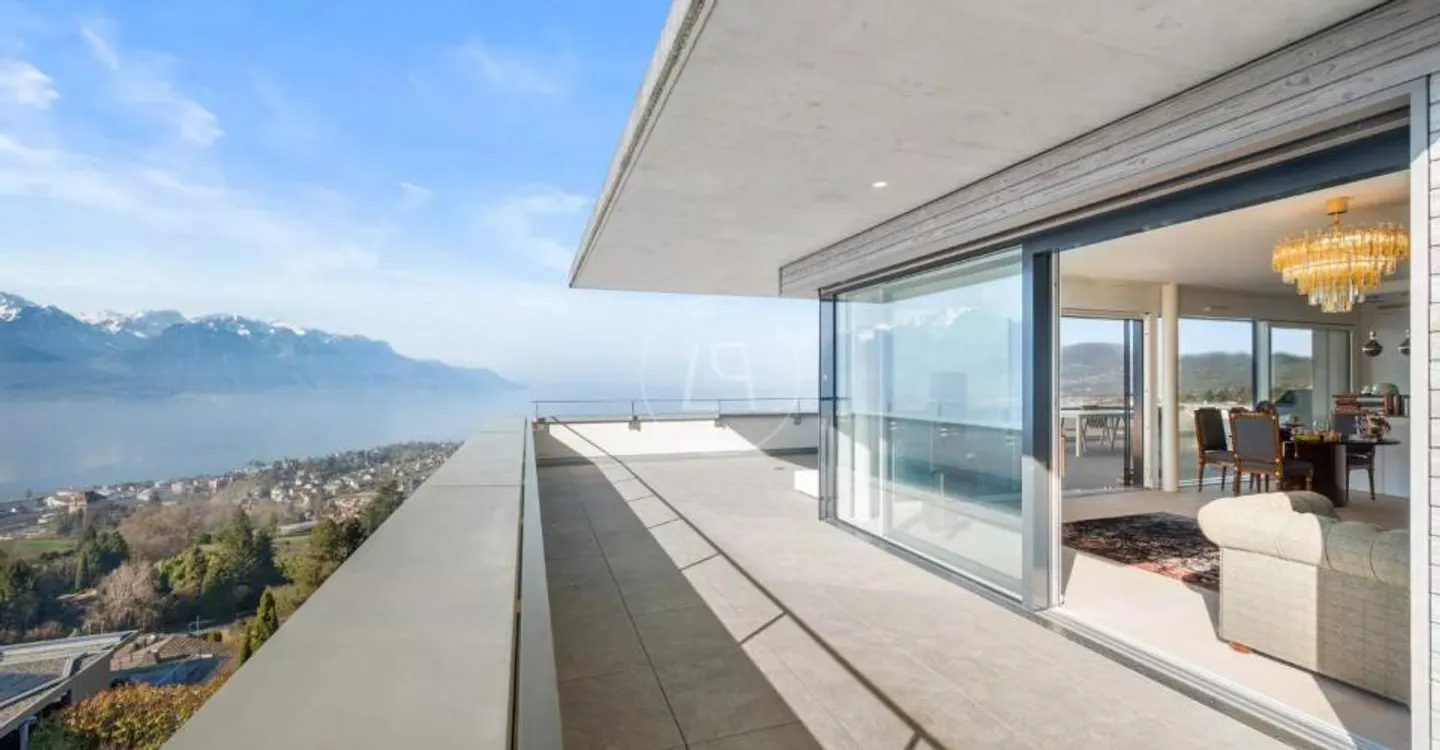 Contemporary Apartment with Lake View - Photo 6 of 11