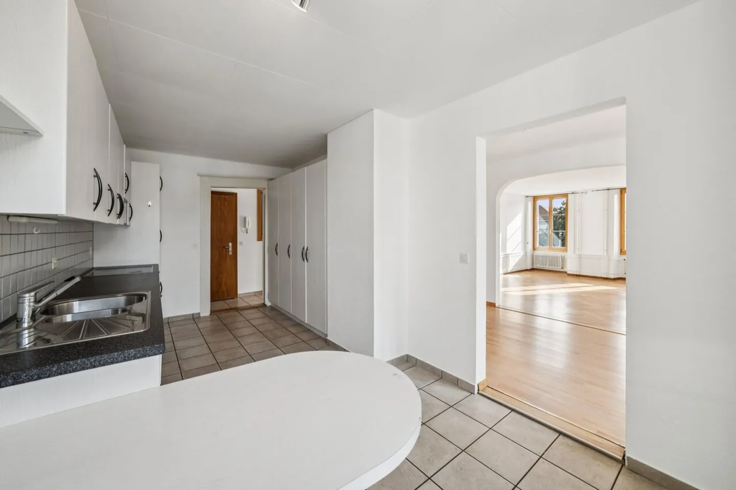 Charme und Charakter für diese 5-Zimmer-Wohnung mit wunderschönem Parkett in Payerne - Foto 4 von 11