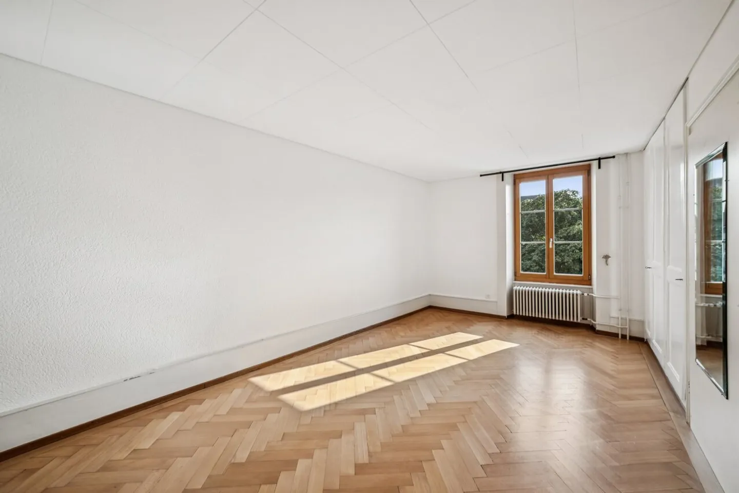 Charme und Charakter für diese 5-Zimmer-Wohnung mit wunderschönem Parkett in Payerne - Foto 5 von 11