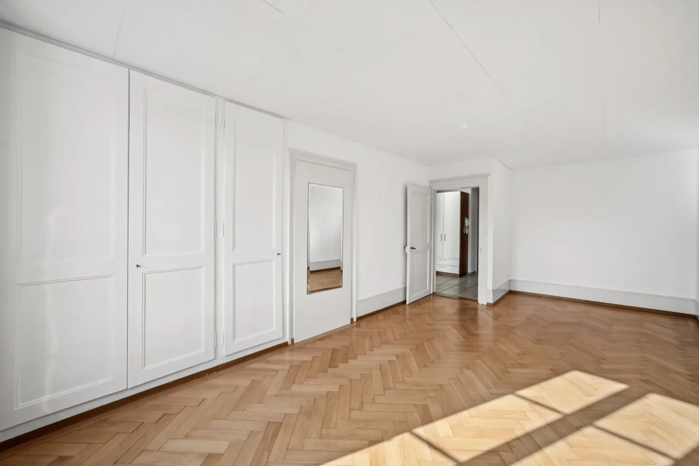 Charme und Charakter für diese 5-Zimmer-Wohnung mit wunderschönem Parkett in Payerne - Foto 1 von 11