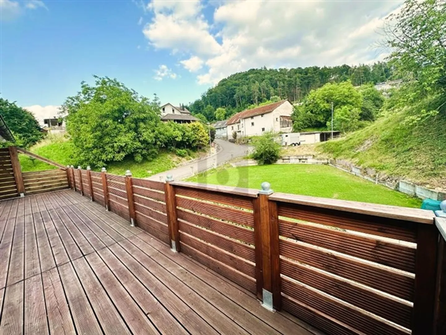 Modernisiertes Apartment mit Terrasse - Foto 2 von 6