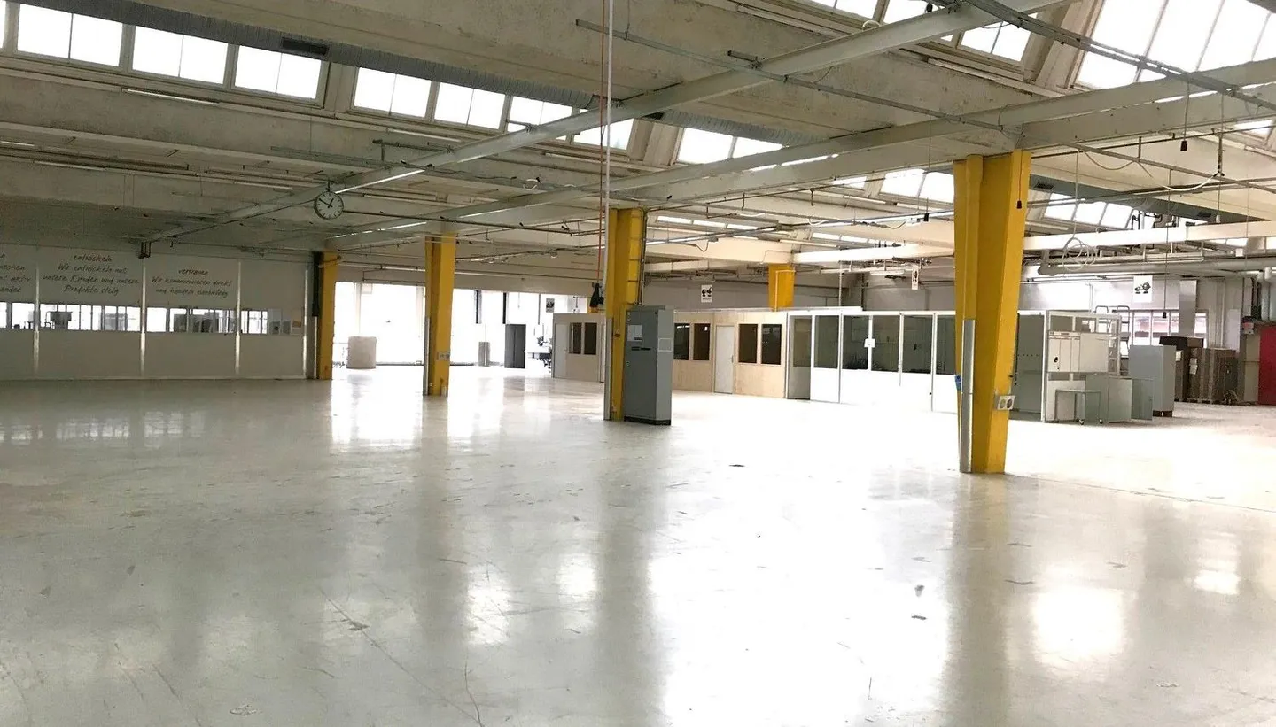 Industrial/Commercial Space 2'115m2 plus Office, Ancillary Areas + Parking Spaces - Photo 2 of 6