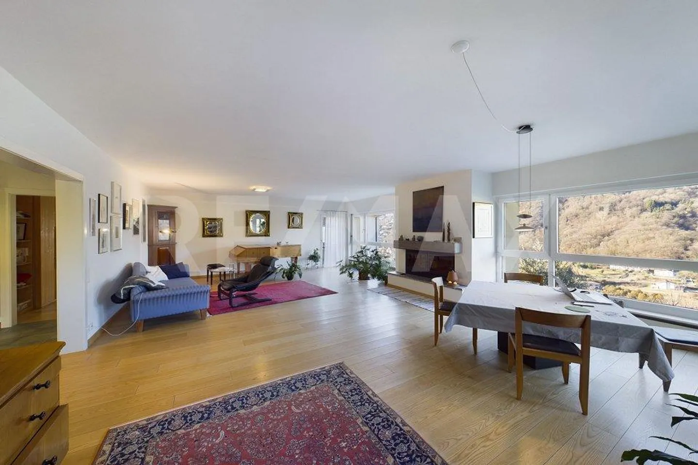 Geräumiges Einfamilienhaus im Grünen - Foto 3 von 13