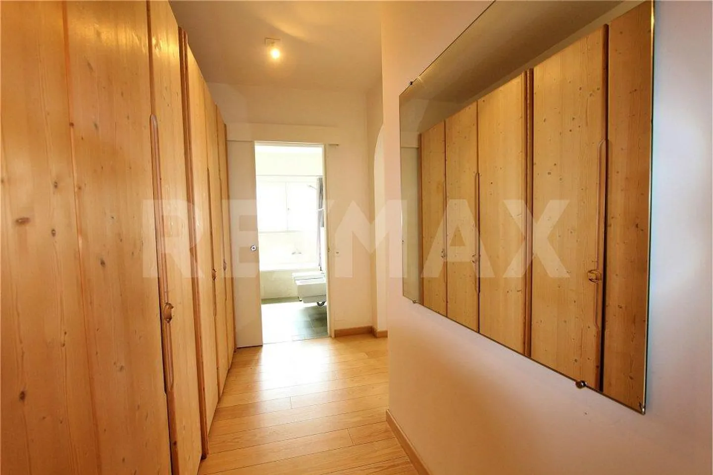 Geräumiges Einfamilienhaus im Grünen - Foto 9 von 13