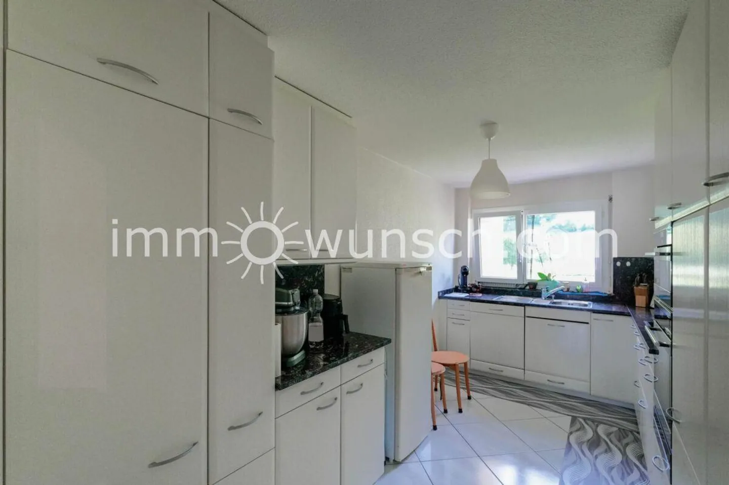Appartement lumineux de 4 ½ pièces avec balcon, belle vue sur les montagnes et place de parking - Photo 5 sur 10