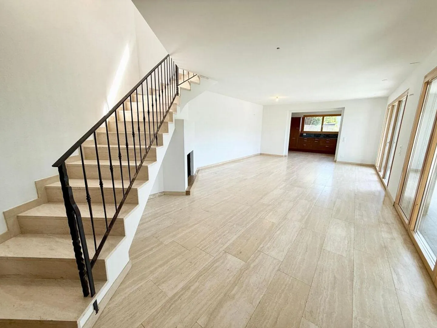 Haus mit einer 5.5-Zimmer-Wohnung und einer 2-Zimmer-Wohnung, 2+ Parkplätzen, Grundstück und Solarpanels - Foto 2 von 13