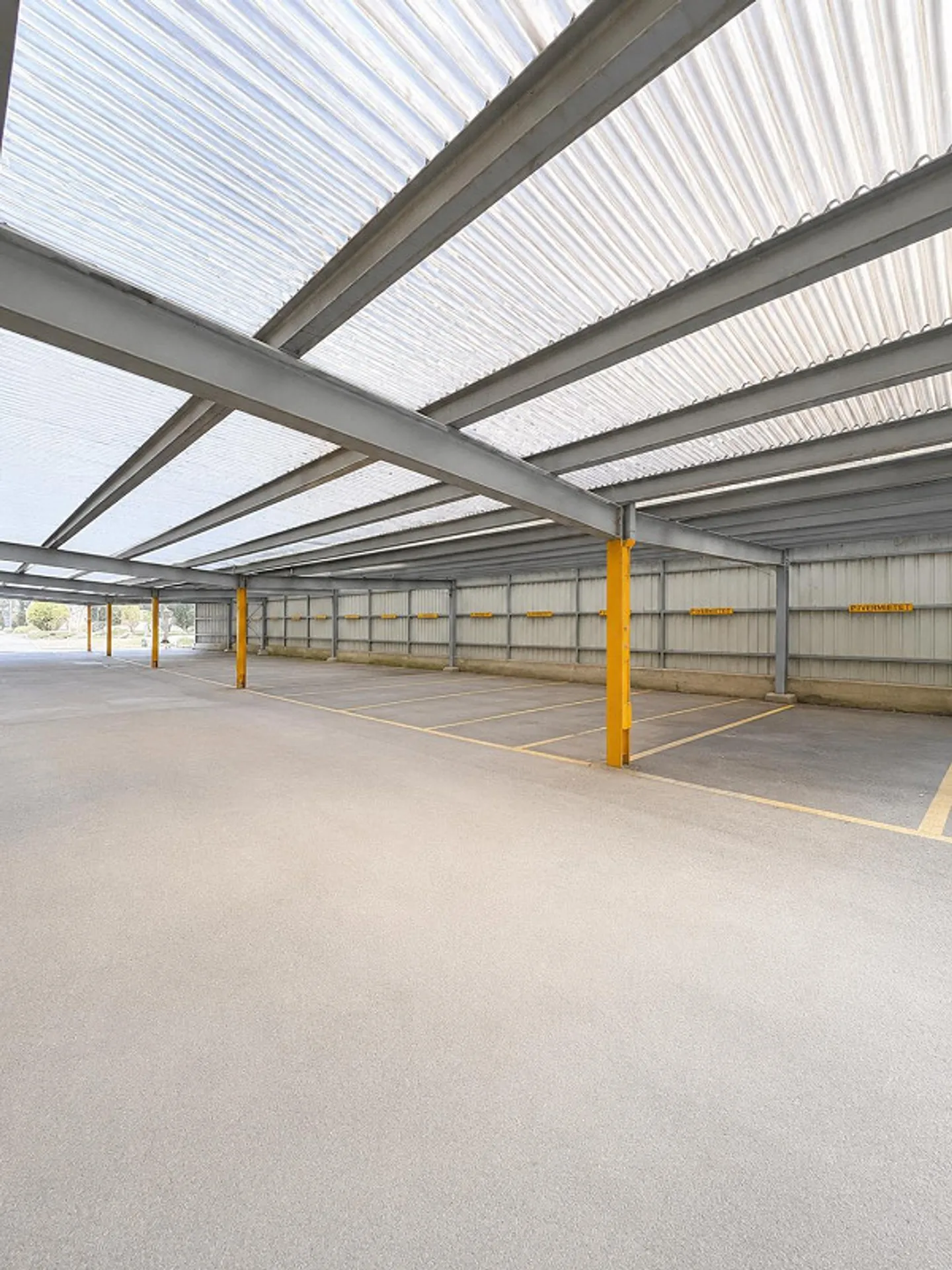 Überdachter Aussenparkplatz an zentraler Lage in Schlieren zu vermieten - Foto 2 von 3