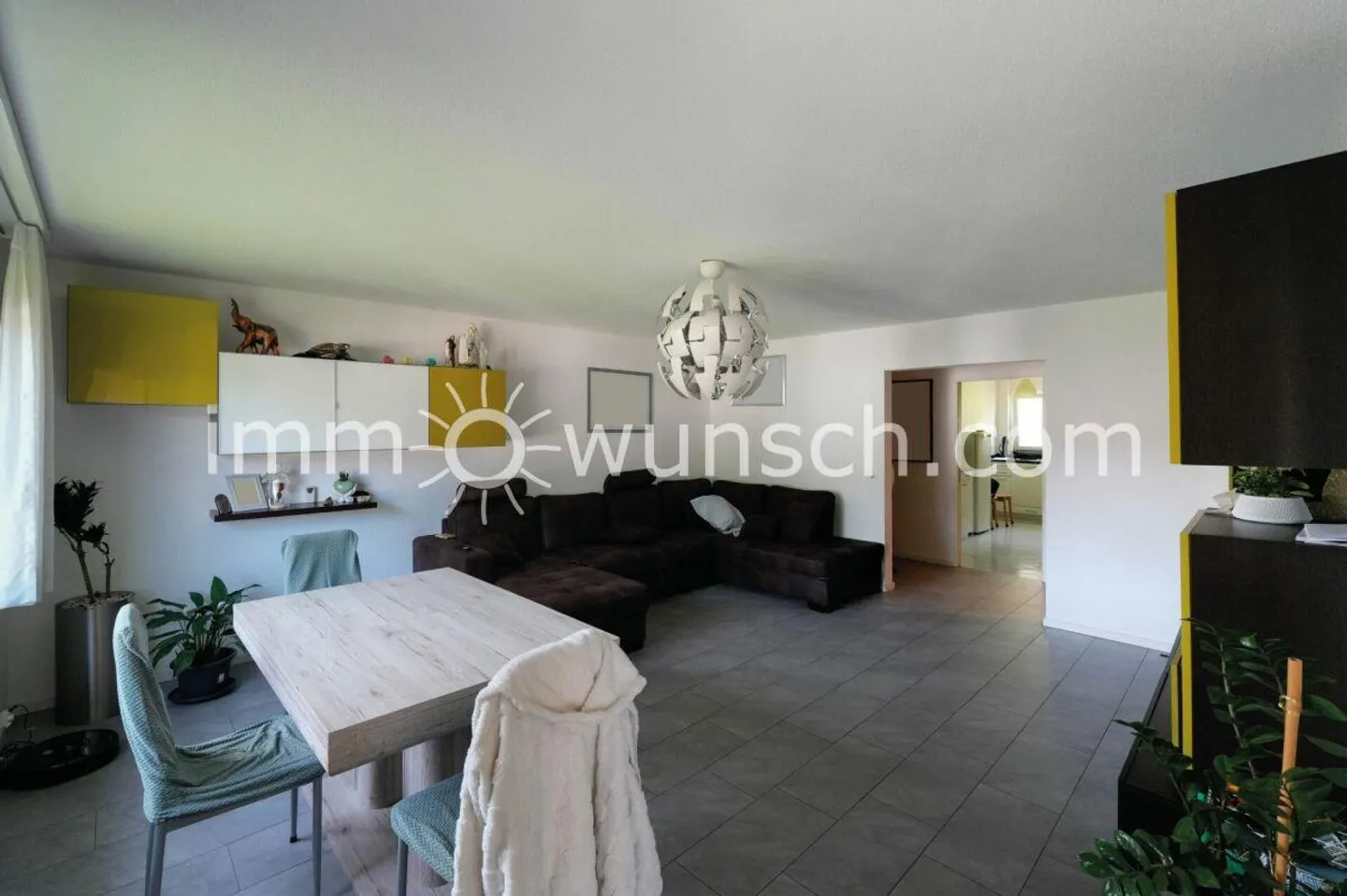 Appartement lumineux de 4 ½ pièces avec balcon, belle vue sur les montagnes et place de parking - Photo 3 sur 10