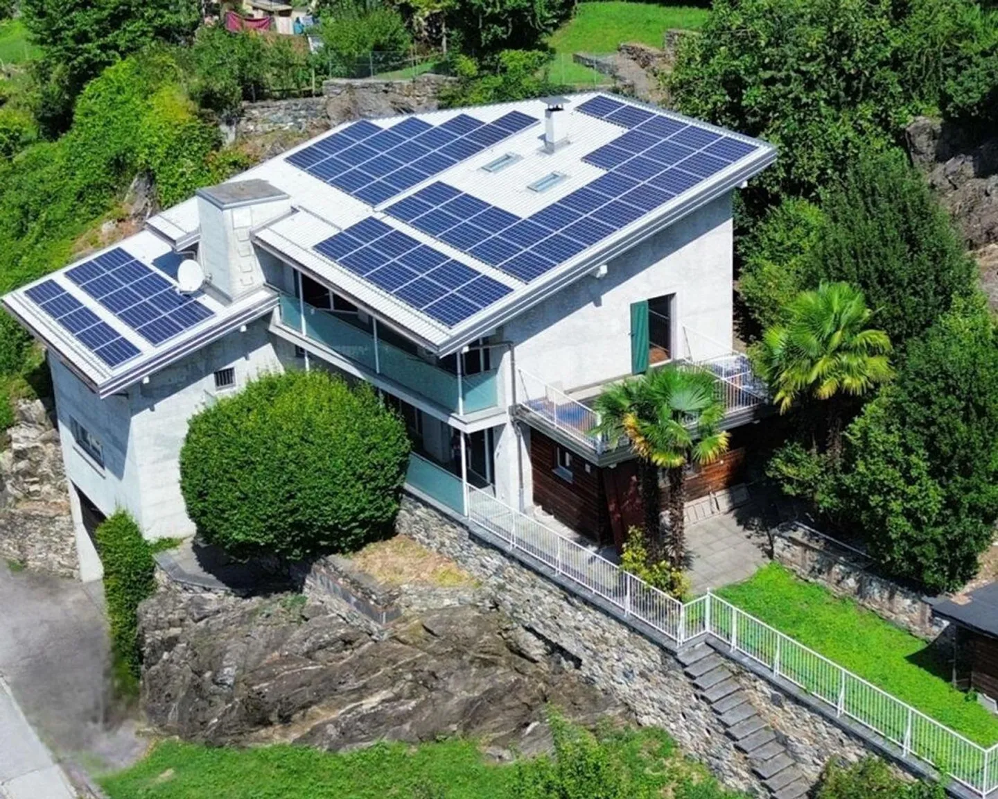 Haus mit einer 5.5-Zimmer-Wohnung und einer 2-Zimmer-Wohnung, 2+ Parkplätzen, Grundstück und Solarpanels - Foto 1 von 13