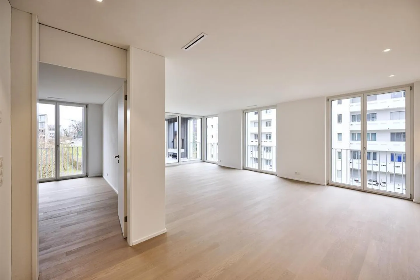 Bell'appartamento in una zona residenziale tranquilla a Zurigo-Seebach in affitto - Foto 2 di 5