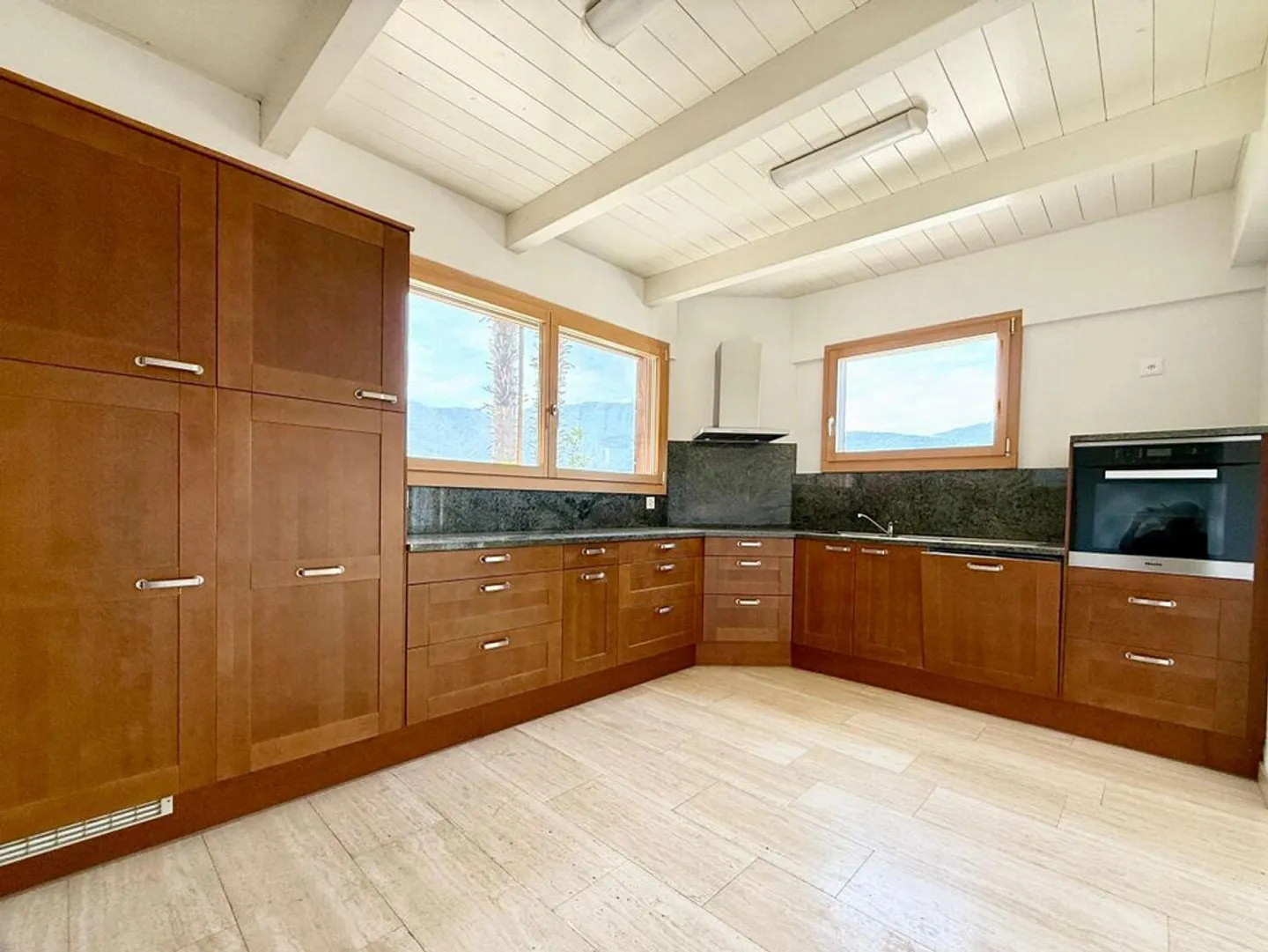 Haus mit einer 5.5-Zimmer-Wohnung und einer 2-Zimmer-Wohnung, 2+ Parkplätzen, Grundstück und Solarpanels - Foto 4 von 13