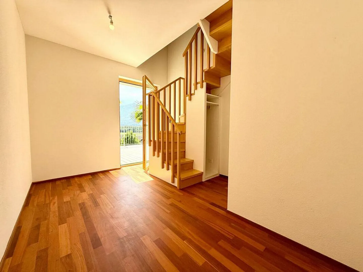 Haus mit einer 5.5-Zimmer-Wohnung und einer 2-Zimmer-Wohnung, 2+ Parkplätzen, Grundstück und Solarpanels - Foto 5 von 13