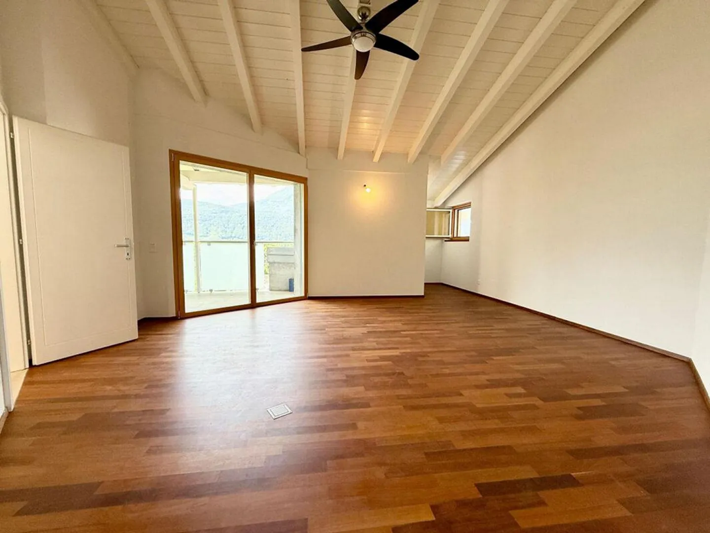 Haus mit einer 5.5-Zimmer-Wohnung und einer 2-Zimmer-Wohnung, 2+ Parkplätzen, Grundstück und Solarpanels - Foto 6 von 13