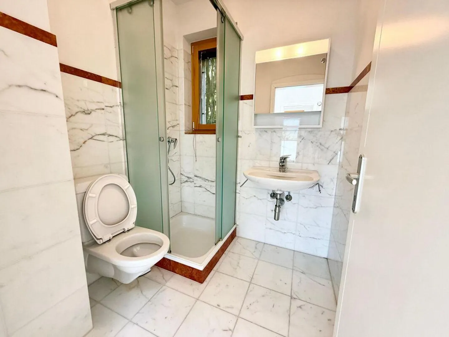 Haus mit einer 5.5-Zimmer-Wohnung und einer 2-Zimmer-Wohnung, 2+ Parkplätzen, Grundstück und Solarpanels - Foto 9 von 13