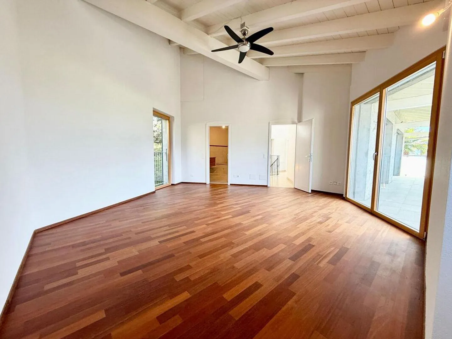 Haus mit einer 5.5-Zimmer-Wohnung und einer 2-Zimmer-Wohnung, 2+ Parkplätzen, Grundstück und Solarpanels - Foto 10 von 13