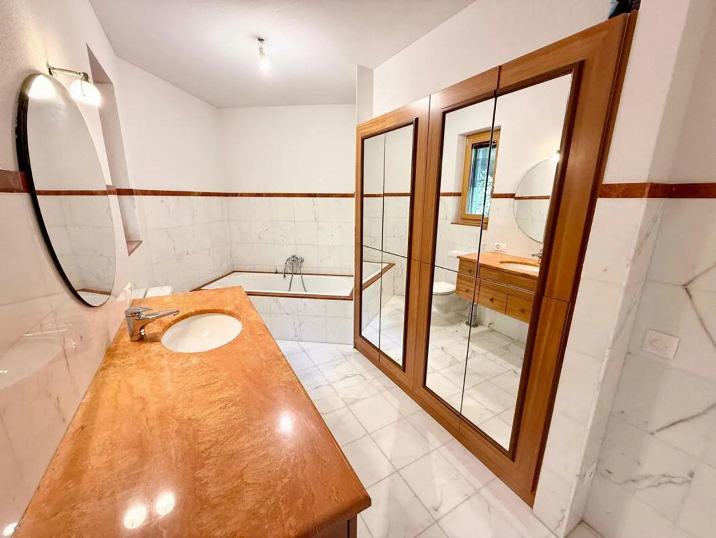 Haus mit einer 5.5-Zimmer-Wohnung und einer 2-Zimmer-Wohnung, 2+ Parkplätzen, Grundstück und Solarpanels - Foto 7 von 13