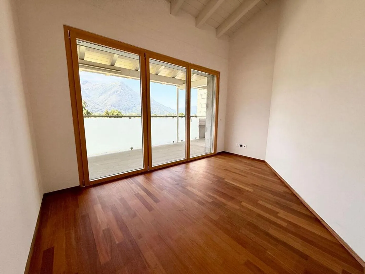 Haus mit einer 5.5-Zimmer-Wohnung und einer 2-Zimmer-Wohnung, 2+ Parkplätzen, Grundstück und Solarpanels - Foto 8 von 13