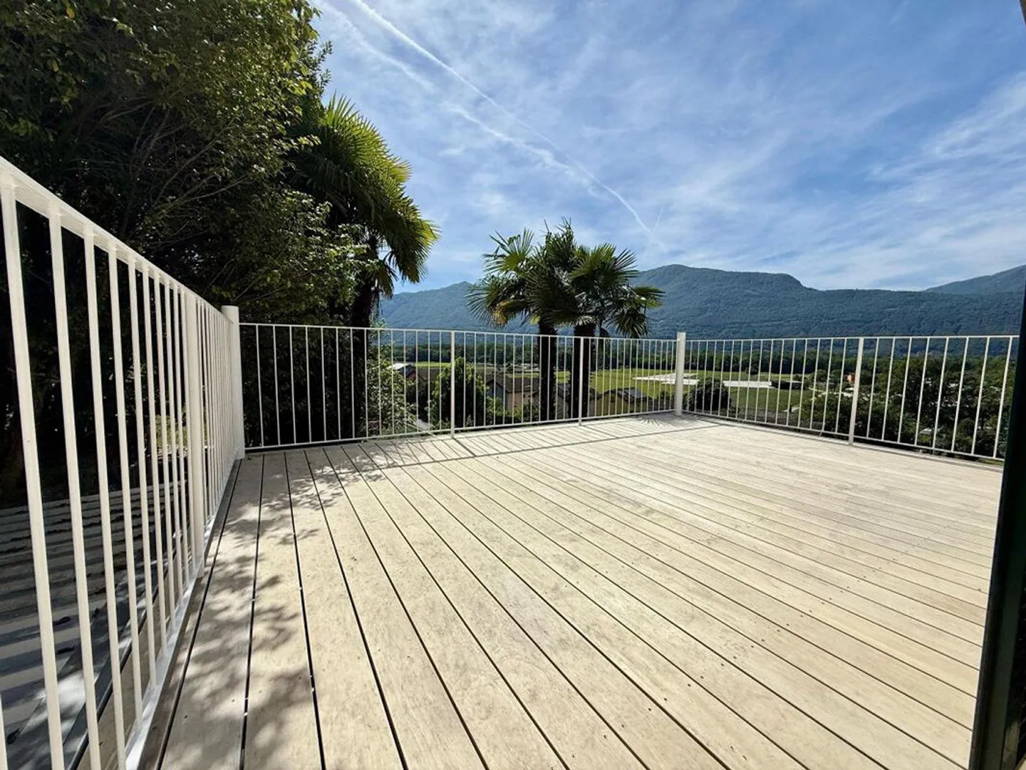 Haus mit einer 5.5-Zimmer-Wohnung und einer 2-Zimmer-Wohnung, 2+ Parkplätzen, Grundstück und Solarpanels - Foto 11 von 13